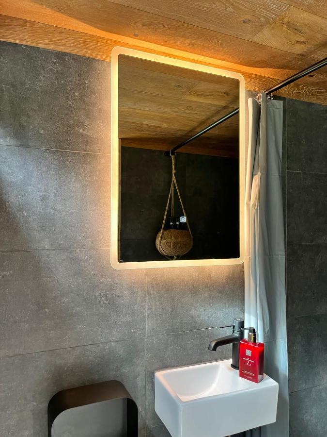 Вилла Bramble Tiny House Зэрнешти Экстерьер фото