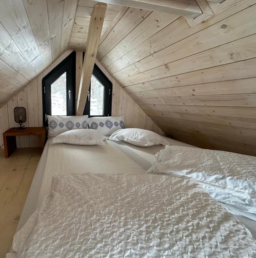 Вилла Bramble Tiny House Зэрнешти Экстерьер фото